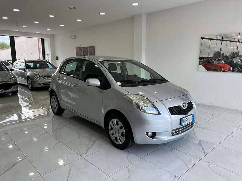 Usata Toyota Yaris Sol 69 CV (50 kW) 2008 Grigio Utilitaria