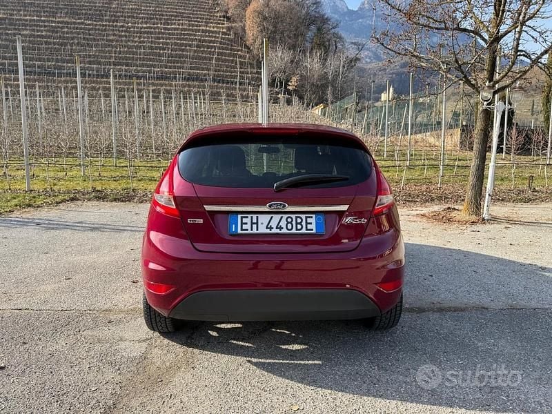 Usata Ford Fiesta Titanium 70 CV (51 kW) 2011 Viola Utilitaria
