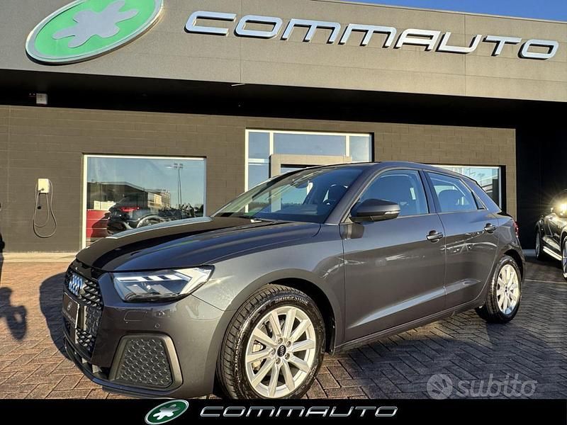 Grigio Usata 2024 Audi A1 Business Due volumi | 25.900 € (Buon prezzo) - Immagine 1/4