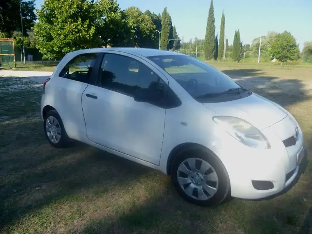 Usata Toyota Yaris 90 CV (66 kW) 2010 Bianco Utilitaria