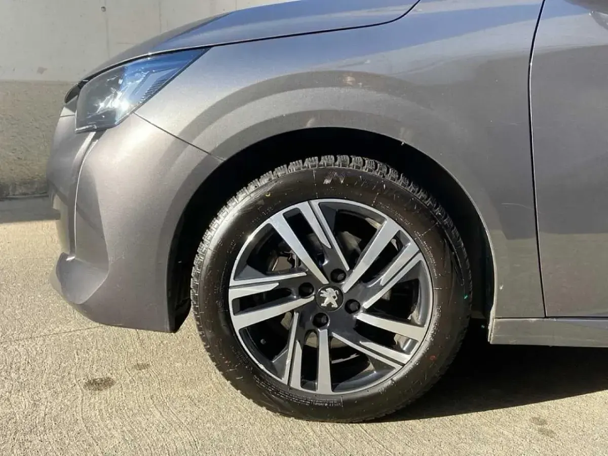 Usata Peugeot 208 Allure 101 CV (74 kW) 2023 Grigio Utilitaria