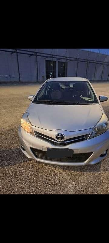 Usata Toyota Yaris Edition 69 CV (50 kW) 2014 Argento Utilitaria
