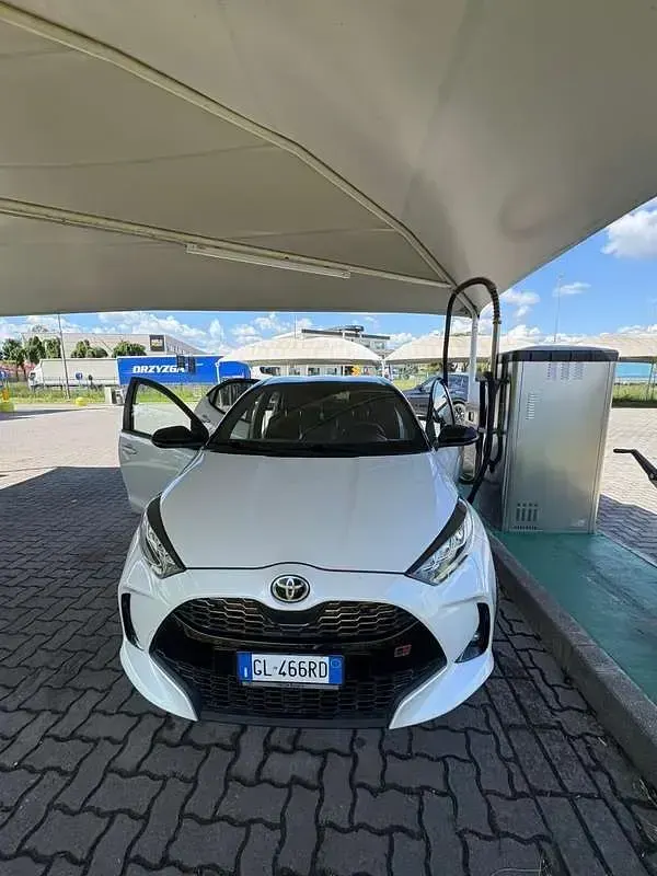 Usata Toyota Yaris Hybrid Sport 92 CV (67 kW) 2022 Berlina