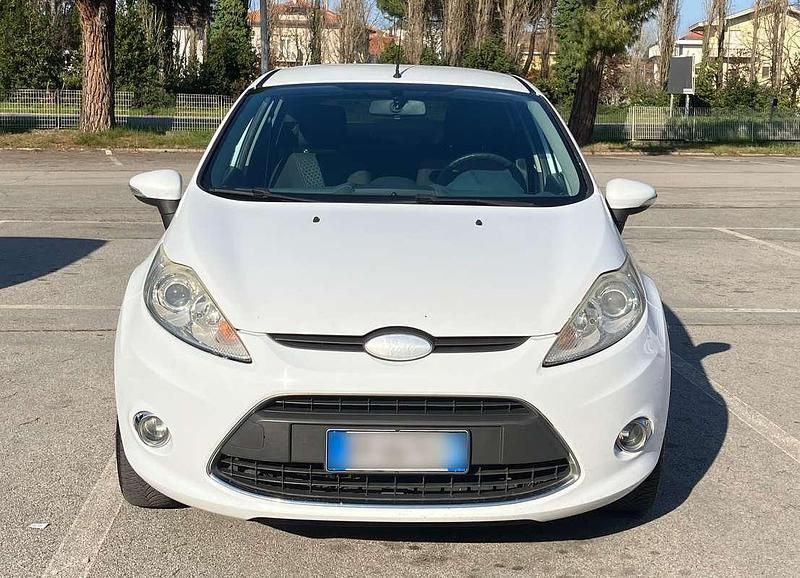 Usata Ford Fiesta 95 CV (69 kW) 2009 Bianco Utilitaria