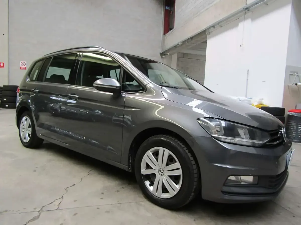 Usata VW Touran Trendline 116 CV (85 kW) 2016 Grigio medio metallizzato Monovolume