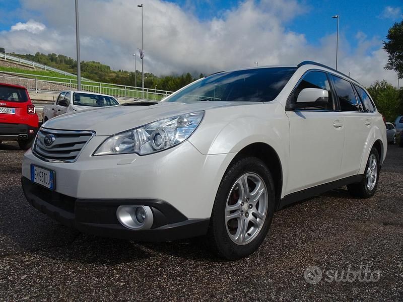 Usata Subaru Outback Trend 150 CV (110 kW) 2012 Bianco Station wagon