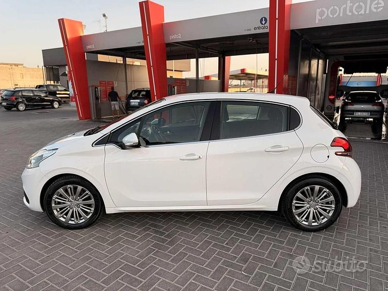 Usata Peugeot 208 Allure 102 CV (75 kW) 2019 Bianco Utilitaria