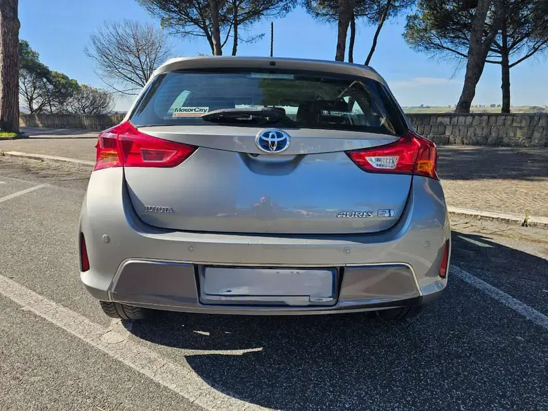 Usata Toyota Auris Hybrid Lounge 99 CV (72 kW) 2014 Argento Berlina