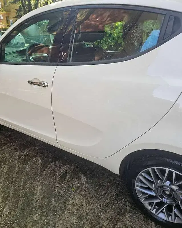 Usata Lancia Ypsilon Gold 69 CV (50 kW) 2011 Bianco Utilitaria