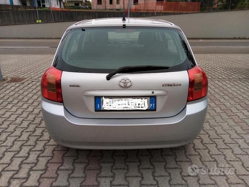 Usata Toyota Corolla 97 CV (71 kW) 2002 Argento Berlina