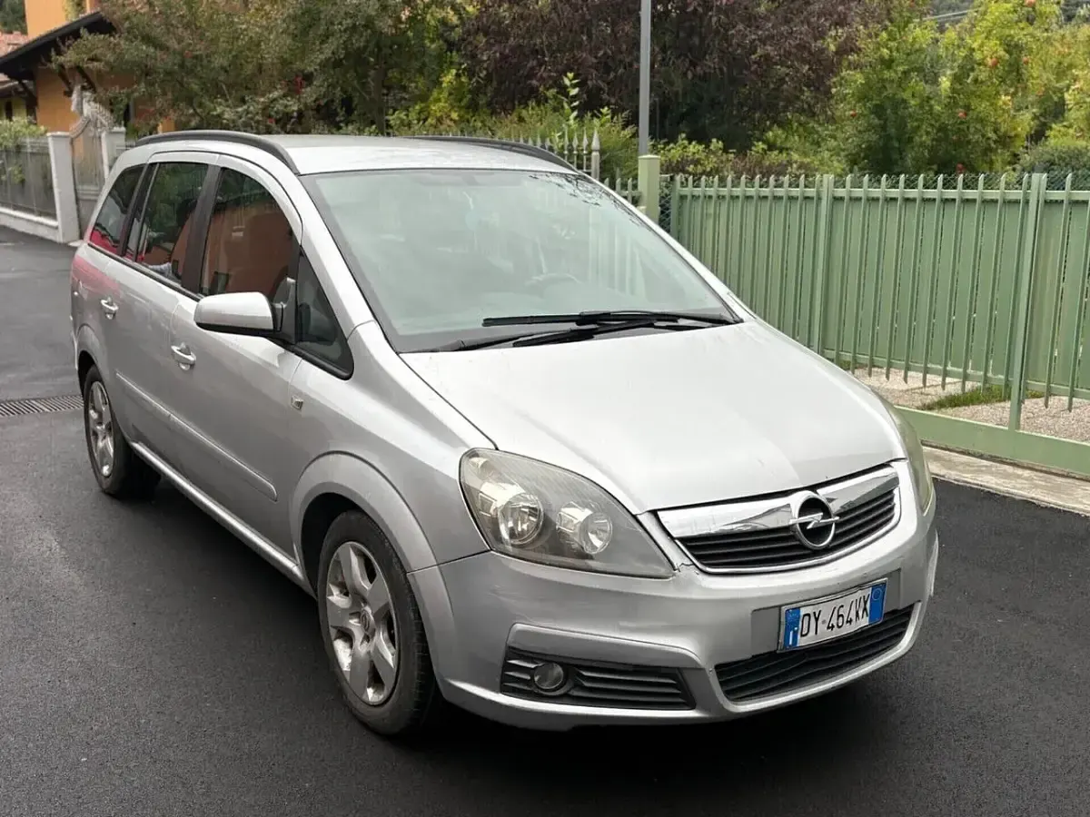 Usata Opel Zafira Cosmo 120 CV (88 kW) 2006 Argento Monovolume