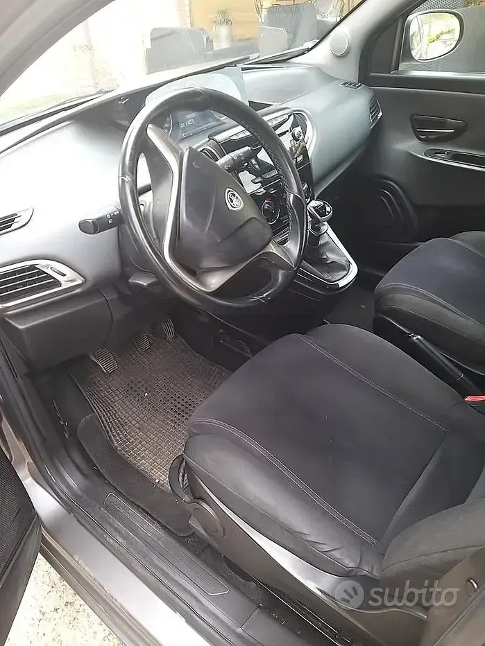 Usata Lancia Ypsilon Gold 69 CV (50 kW) 2015 Grigio Utilitaria