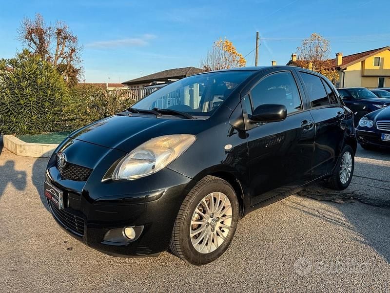 Nero Usata 2009 Toyota Yaris Sol Tre volumi | 5000 € (Buon prezzo) - Immagine 1/4