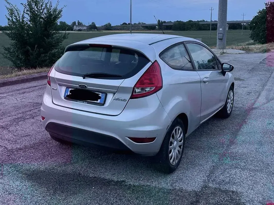 Usata Ford Fiesta Titanium 95 CV (69 kW) 2011 Argento Berlina