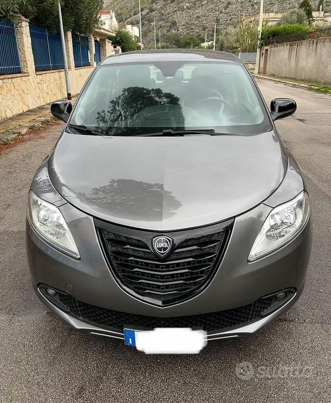 Grigio Usata 2015 Lancia Ypsilon Due volumi | 7990 € (Buon prezzo) - Immagine 1/4