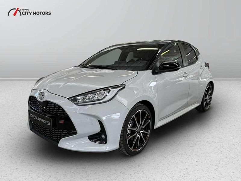 Grigio Usata 2024 Toyota Yaris Hybrid Sport Tre volumi | 26.400 € (Buon prezzo) - Immagine 1/4