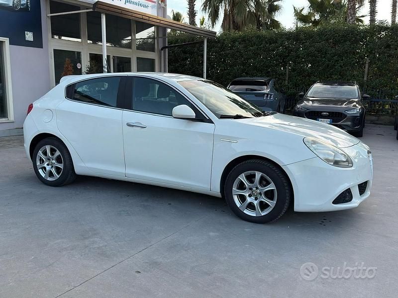 Usata Alfa Romeo Giulietta Distinctive 105 CV (77 kW) 2011 Bianco Utilitaria