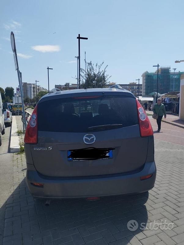 Begagnad Mazda 5 115 HK (84 kW) 2007 Grå Minibuss