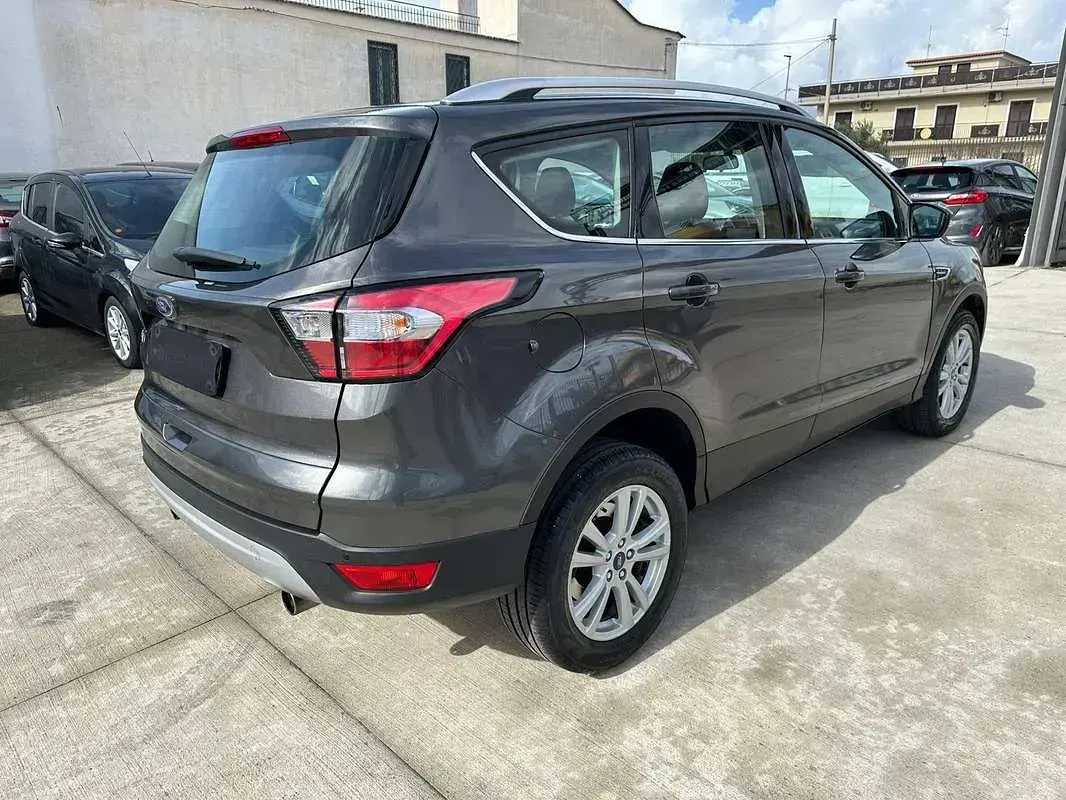 Usata Ford Kuga Titanium 120 CV (88 kW) 2017 Grigio SUV