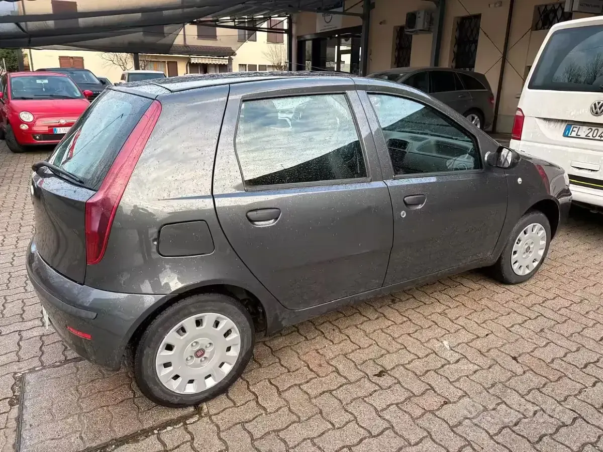 Usado Fiat Punto Active 60 CV (44 kW) 2010 Gris Utilitario