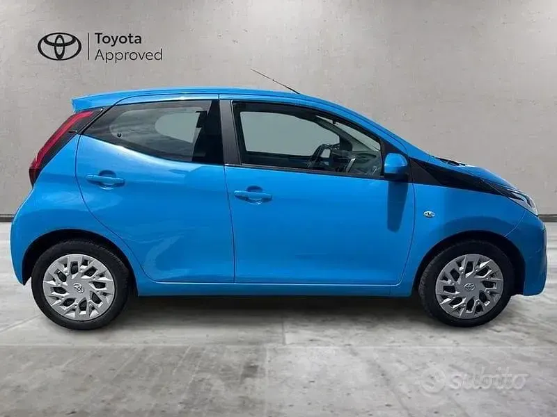 Usata Toyota Aygo Cool 72 CV (52 kW) 2020 Blu Utilitaria