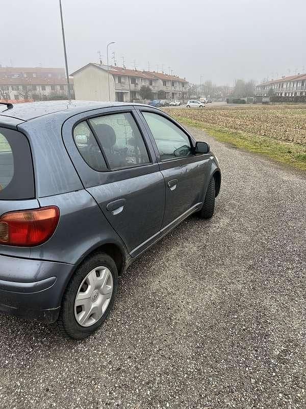 Usata Toyota Yaris 65 CV (47 kW) 2004 Utilitaria