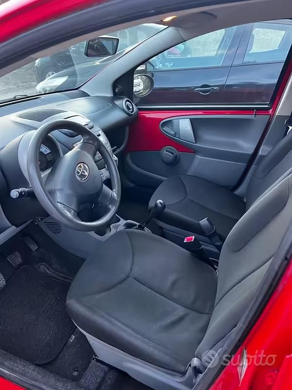 Usata Toyota Aygo Connect Style 67 CV (49 kW) 2012 Rosso Utilitaria