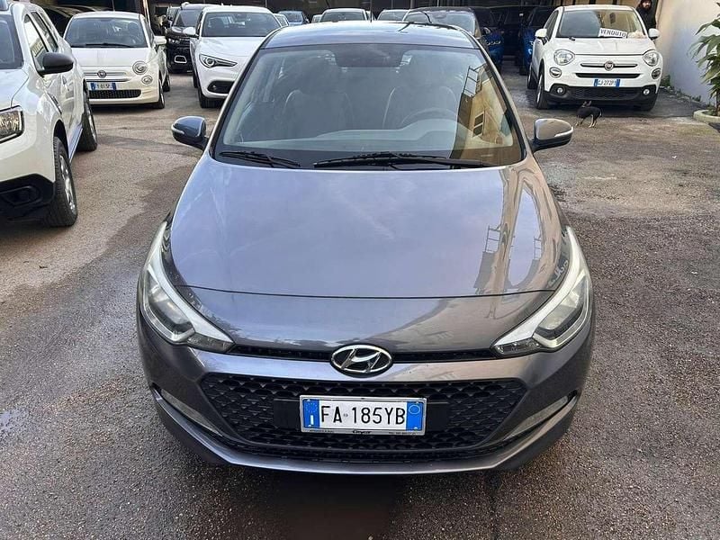 Usata Hyundai i20 Comfort 75 CV (55 kW) 2015 Grigio Utilitaria
