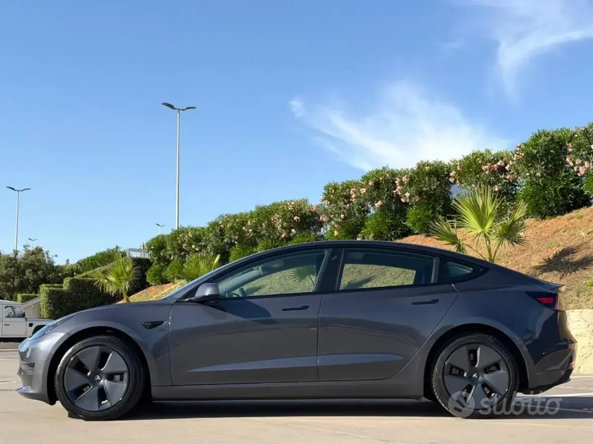 Usata Tesla Model 3 152 kW (208 CV) 2022 Grigio scuro Berlina