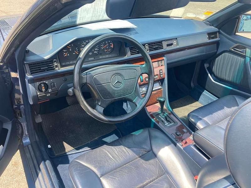 Usata Mercedes E200 136 CV (100 kW) 1994 Blu/azzurro Cabrio