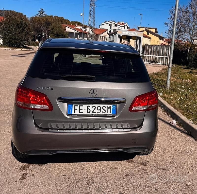 Usata Mercedes B180 Business 109 CV (80 kW) 2016 Grigio Utilitaria