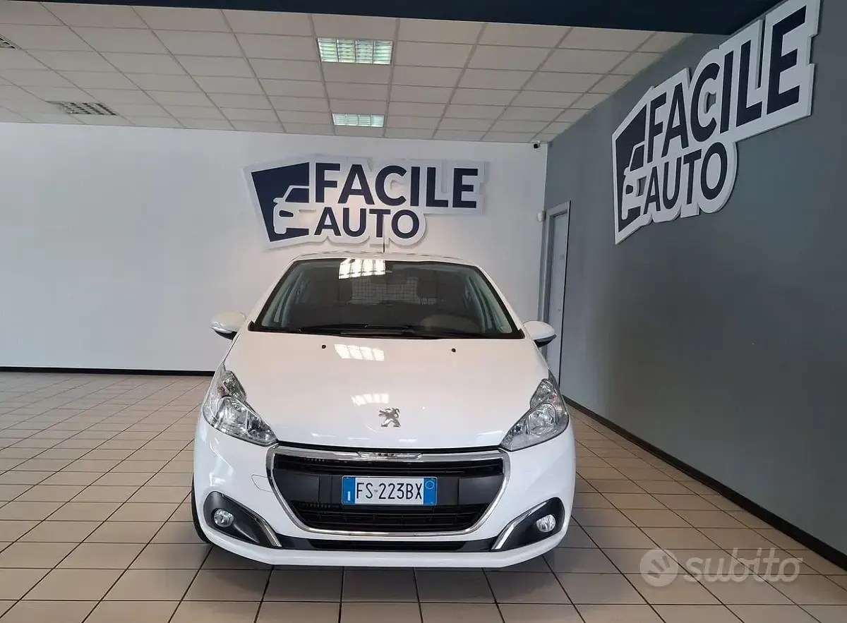 Usata Peugeot 208 Active 102 CV (75 kW) 2018 Bianco Utilitaria