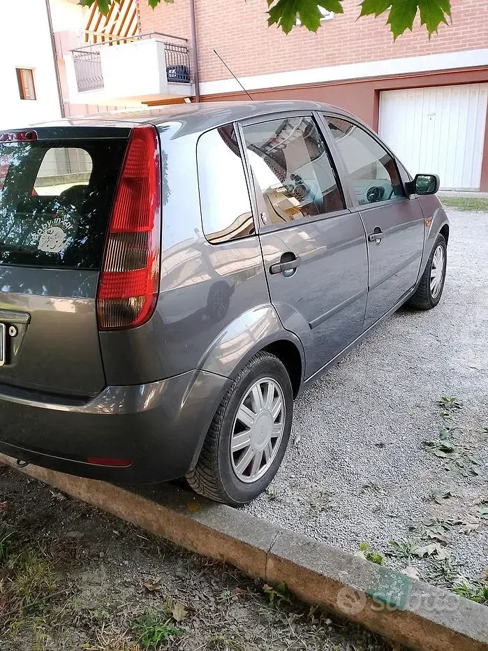 Usata Ford Fiesta 73 CV (53 kW) 2003 Grigio Utilitaria