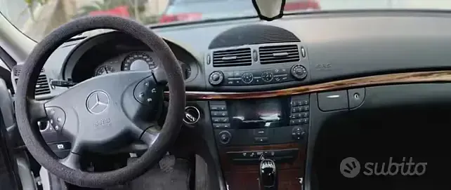 Usata Mercedes E220 150 CV (110 kW) 2003 Grigio Berlina