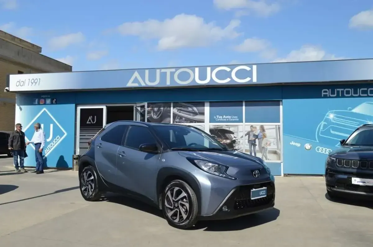 Usata Toyota Aygo X Trend 72 CV (52 kW) 2025 Celestite gray tetto black SUV