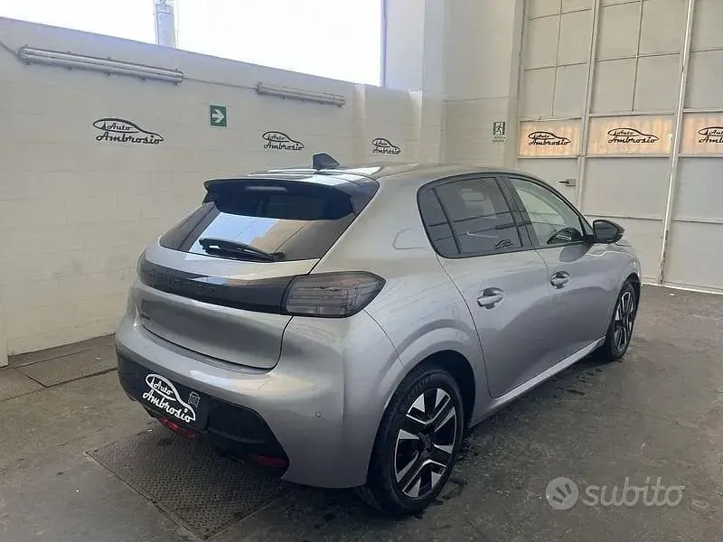 Usata Peugeot 208 Allure 101 CV (74 kW) 2024 Grigio Utilitaria