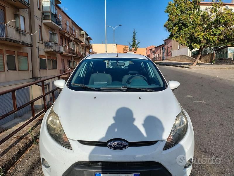Usata Ford Fiesta 68 CV (50 kW) 2011 Bianco Utilitaria