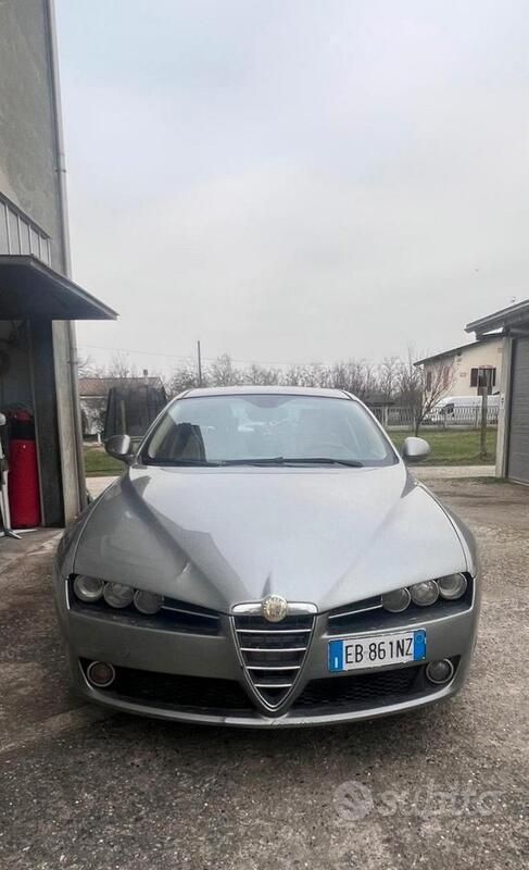 Grigio Usata 2010 Alfa Romeo 159 Tre volumi | 600 € (Super prezzo) - Immagine 1/4