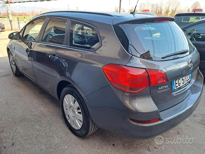 Usata Opel Astra Sport 110 CV (80 kW) 2011 Grigio Station wagon