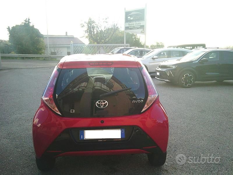 Usata Toyota Aygo X-play 69 CV (50 kW) 2016 Rosso Utilitaria