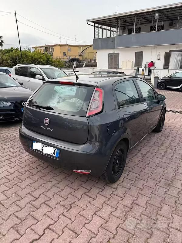 Usata Fiat Punto Lounge 77 CV (56 kW) 2013 Grigio Utilitaria