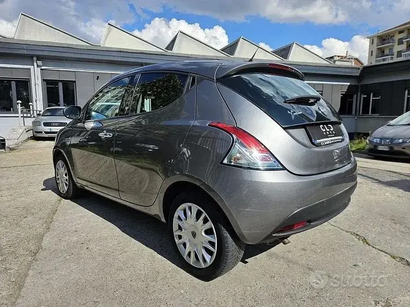 Usata Lancia Ypsilon Silver 69 CV (50 kW) 2012 Grigio Utilitaria