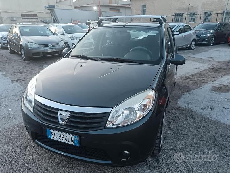 Grigio Usata 2010 Dacia Sandero Lauréate Due volumi | 4300 € (Cara) - Immagine 1/4
