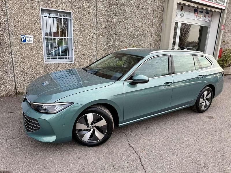 Grigio Usata 2024 VW Passat Business Station wagon | 36.890 € (Buon prezzo) - Immagine 1/4