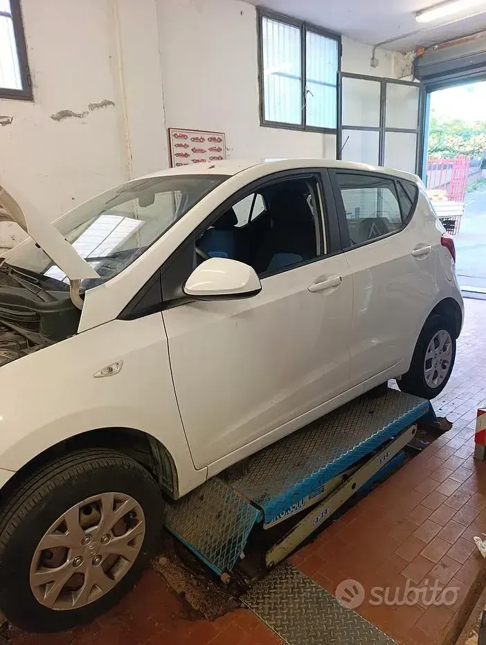 Usata Hyundai i10 69 CV (50 kW) 2015 Bianco Utilitaria