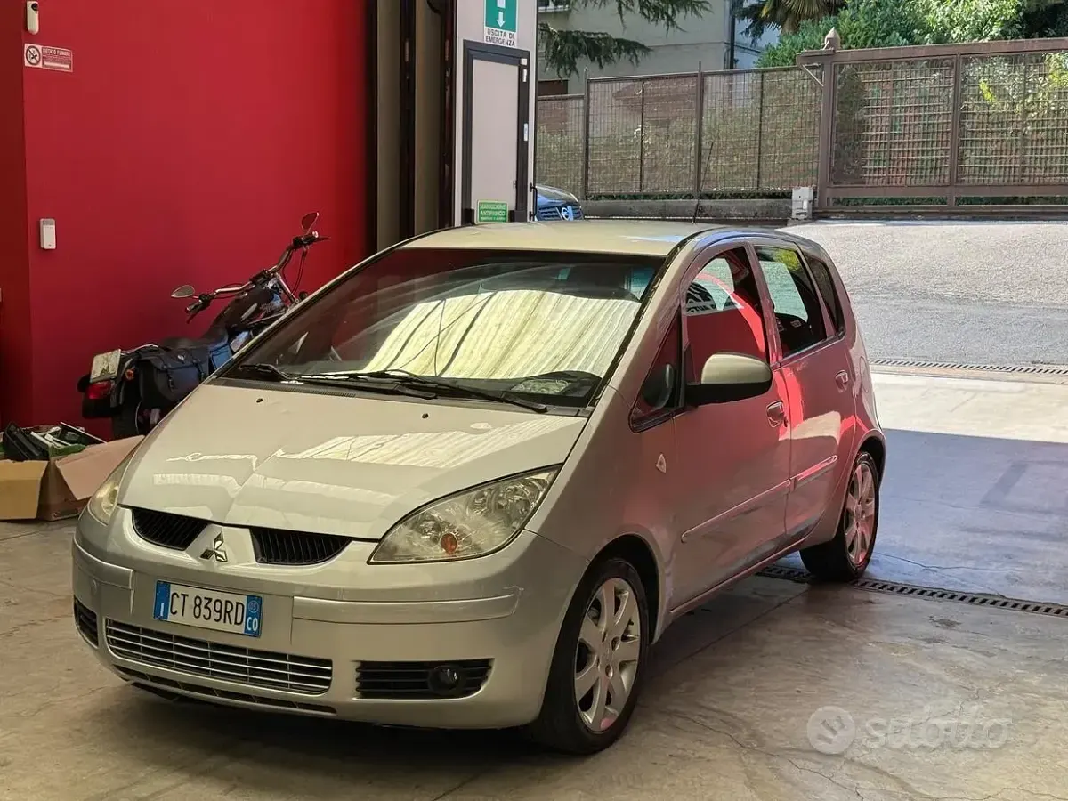 Usata Mitsubishi Colt Invite 75 CV (55 kW) 2006 Grigio Berlina