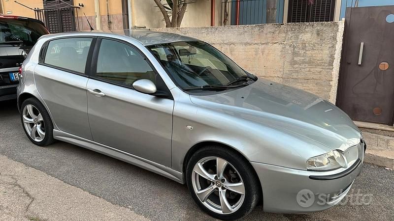 Usata Alfa Romeo 147 Distinctive 116 CV (85 kW) 2001 Grigio Utilitaria