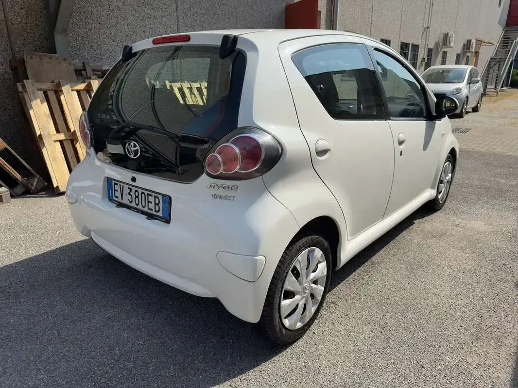 Begagnad Toyota Aygo 68 HK (50 kW) 2014 Vit Halvkombi