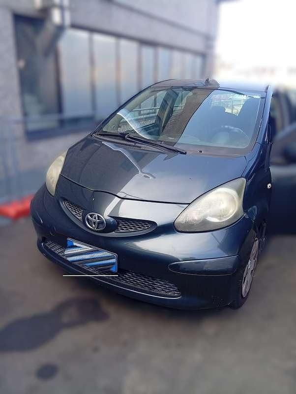 Usata Toyota Aygo Sol 68 CV (50 kW) 2005 Grigio Utilitaria