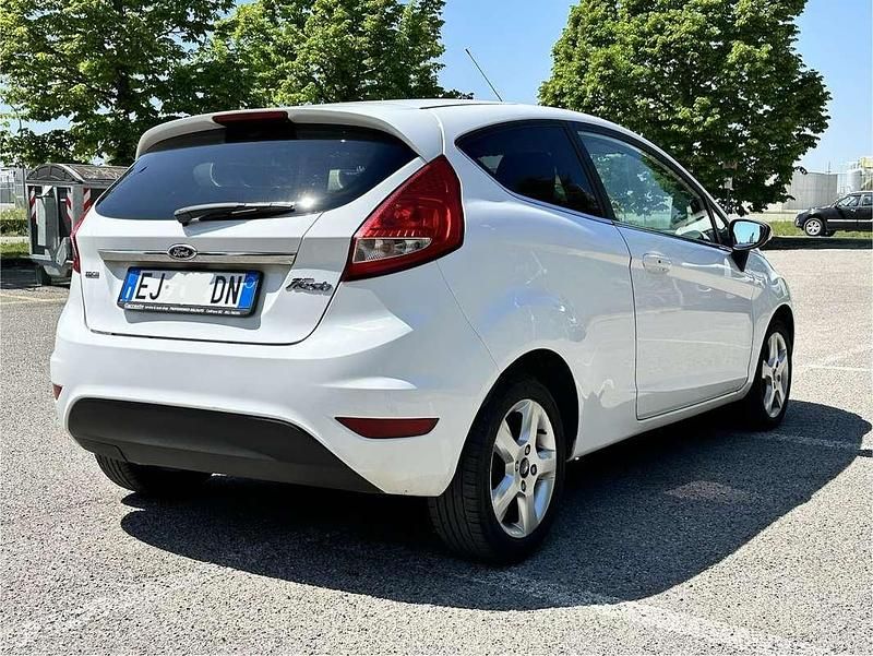 Usata Ford Fiesta Titanium 95 CV (69 kW) 2011 Bianco Berlina